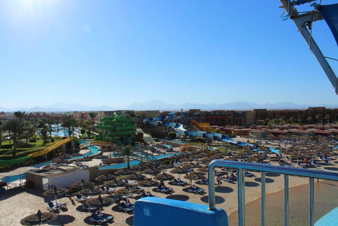 Widok na basen w aqua parku Titanic Beach Spa & Aqua Park