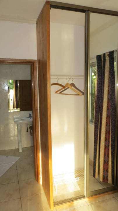 Kleiderschrank Jamelah Apartments & Guest House