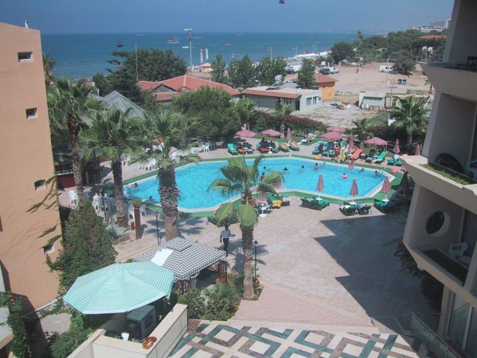 Innenhof mit Pool in Richtung Meerseite Nerton Hotel - Erwachsenenhotel ab 16 Jahren