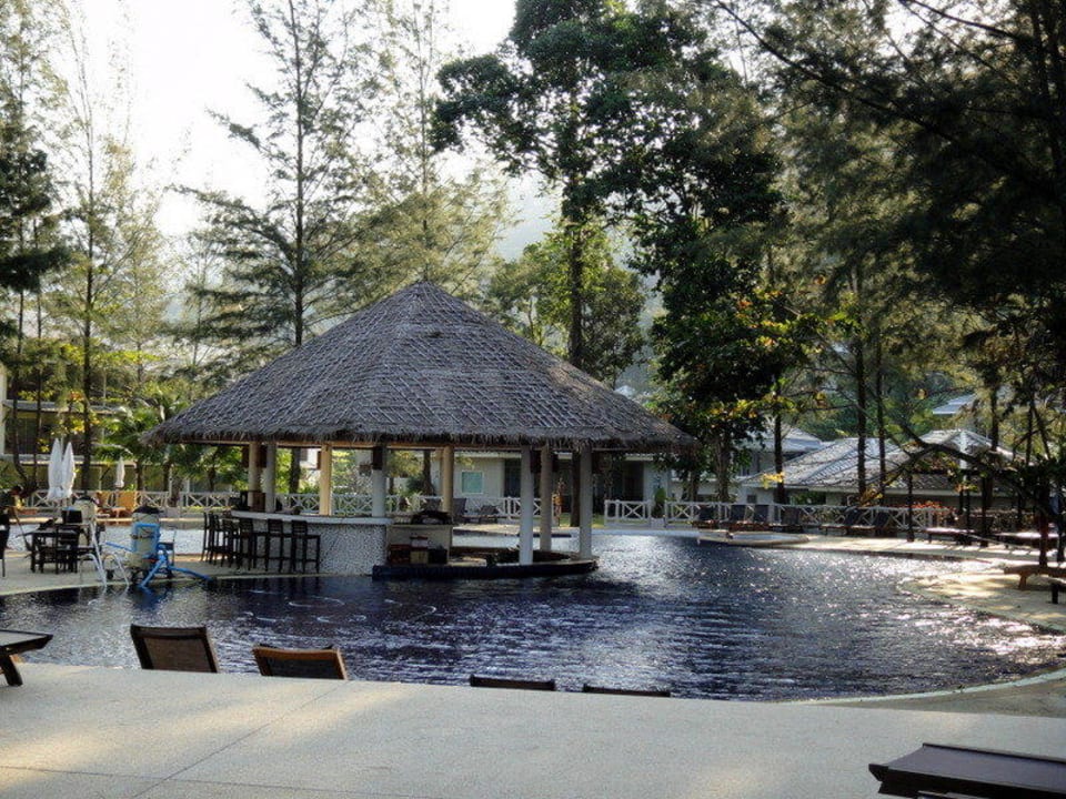Бассейн с баром SENTIDO Khao Lak