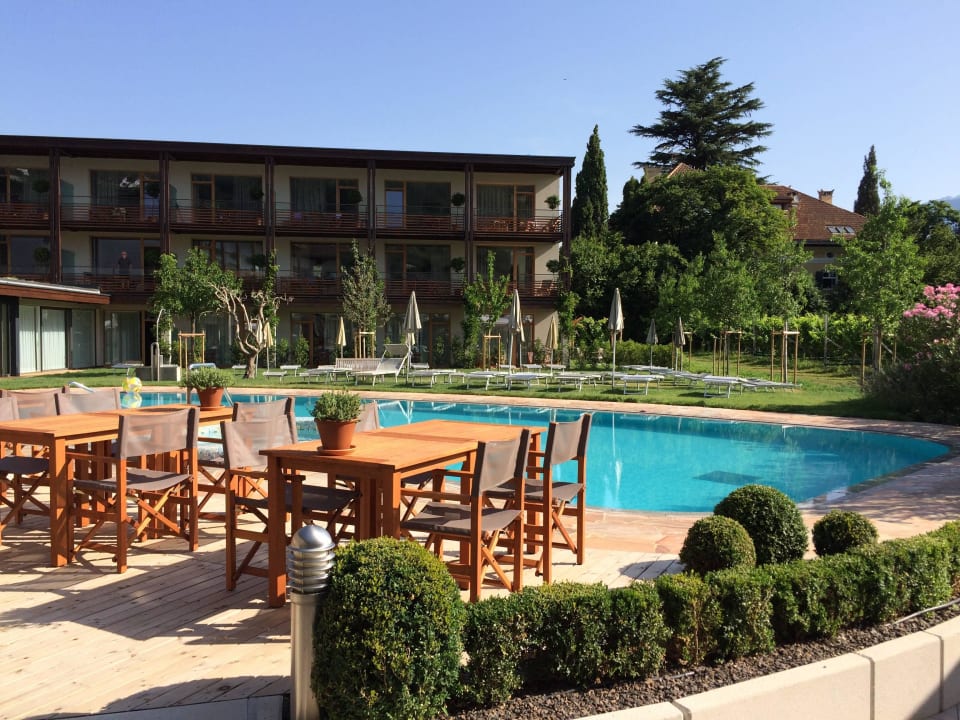 Pool mit Neubau Hotel Schwarzschmied