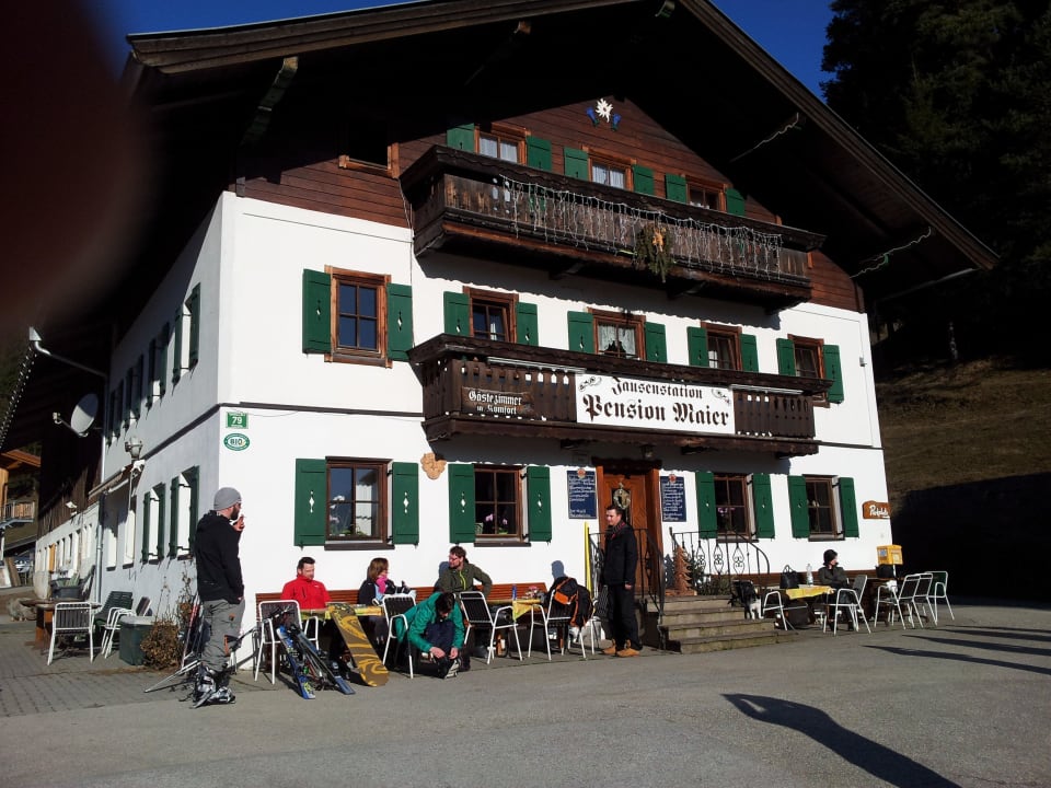 März 2014 vor der Pension in der wärmenden Sonne Pension Maier Schiestlhof
