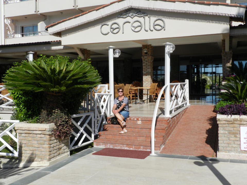 Blick von der Poolseite zur Lobby Seaden Corolla Hotel