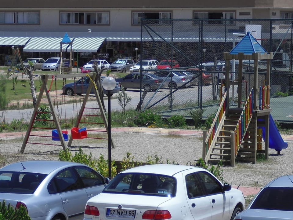 Spielplatz leider ausserhalb der Hotelanlage Telatiye Resort