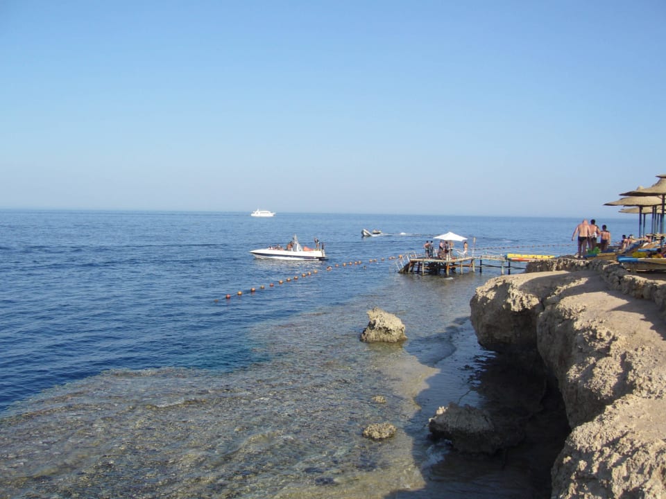 Widok z plazy na molo Amphoras Blu