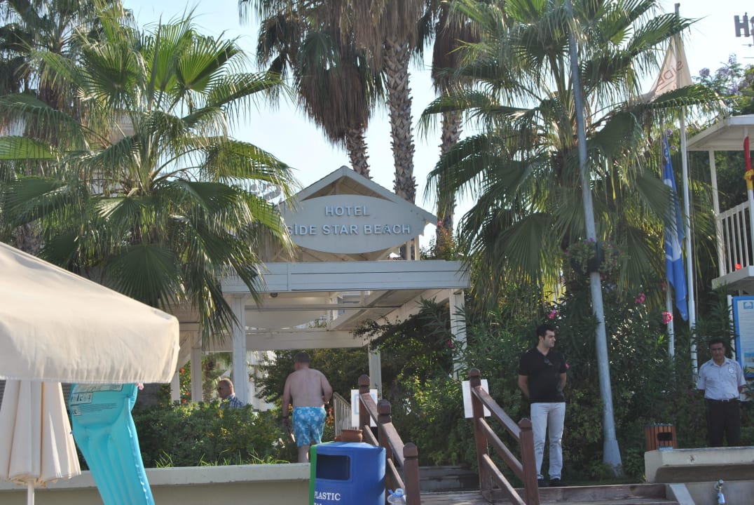 Eingang vom Strand Side Star Beach