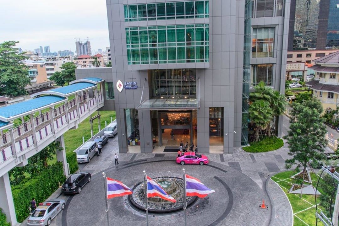 Haupteingang mit "Gangway" zum Skytrain (links) Eastin Grand Hotel Sathorn