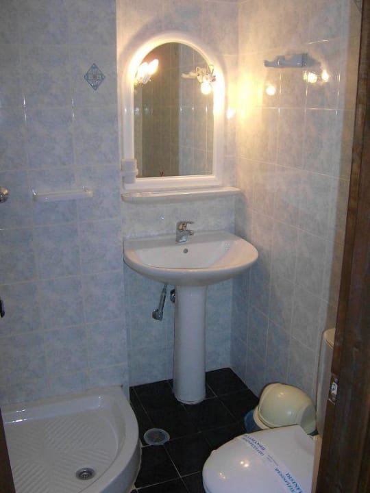 ein kleines, aber nettes Badezimmer Porto Koukla Beach