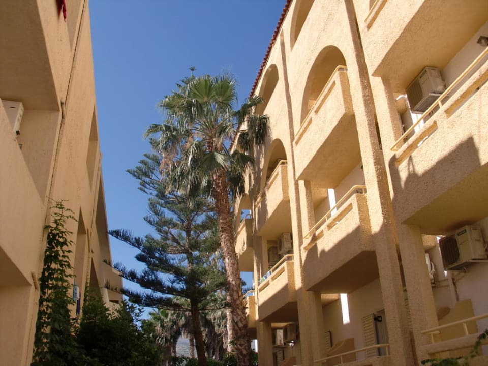 Gang zwischen den 2 Gebäudeteilen des Hotels allsun Hotel Carolina Mare