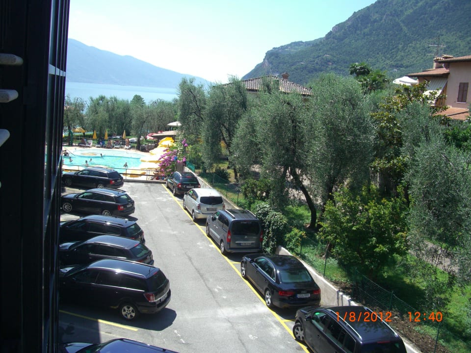 Parkplätze hinter dem Gebäude Hotel Ilma