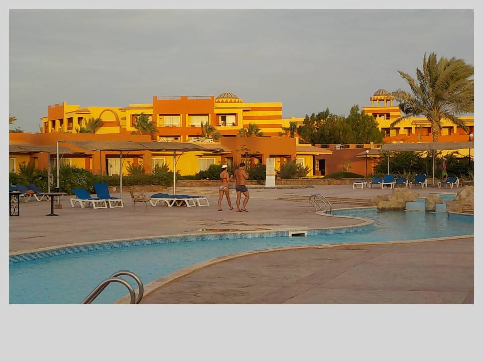 Blick vom Pool auf die Hotelanlage Malikia Resort Abu Dabbab