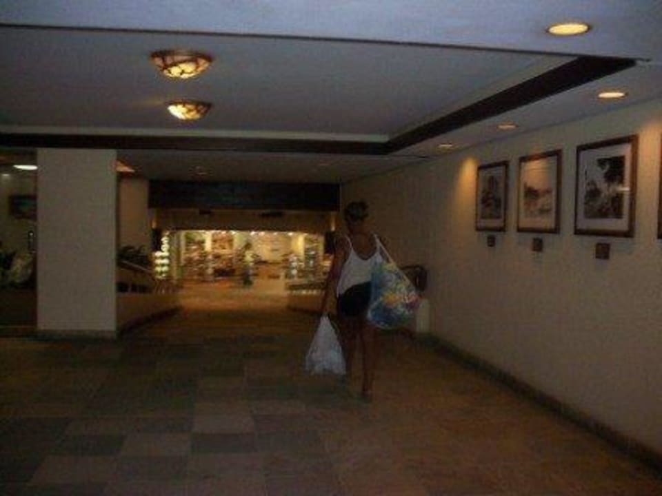Durchgang zu den Liften und Geschäften Waikiki Beach Marriott Resort & Spa