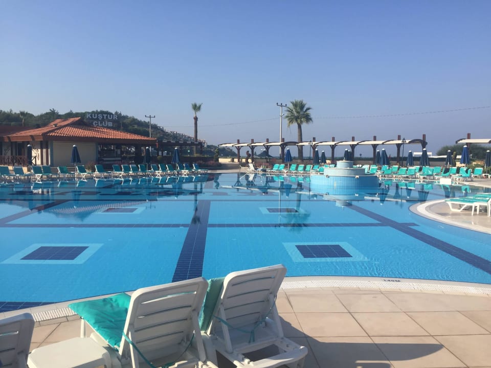 Großer Poolbereich mit Poolbar dahinter Kustur Club Holiday Village