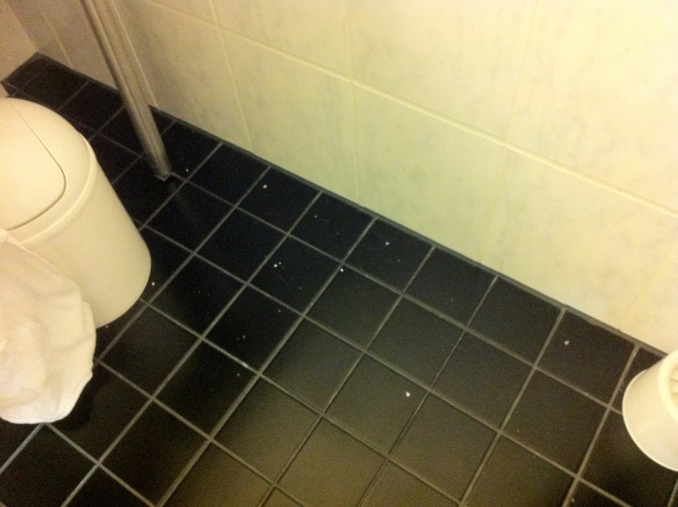Badboden nach der morgendlichen "Reinigung" IntercityHotel München
