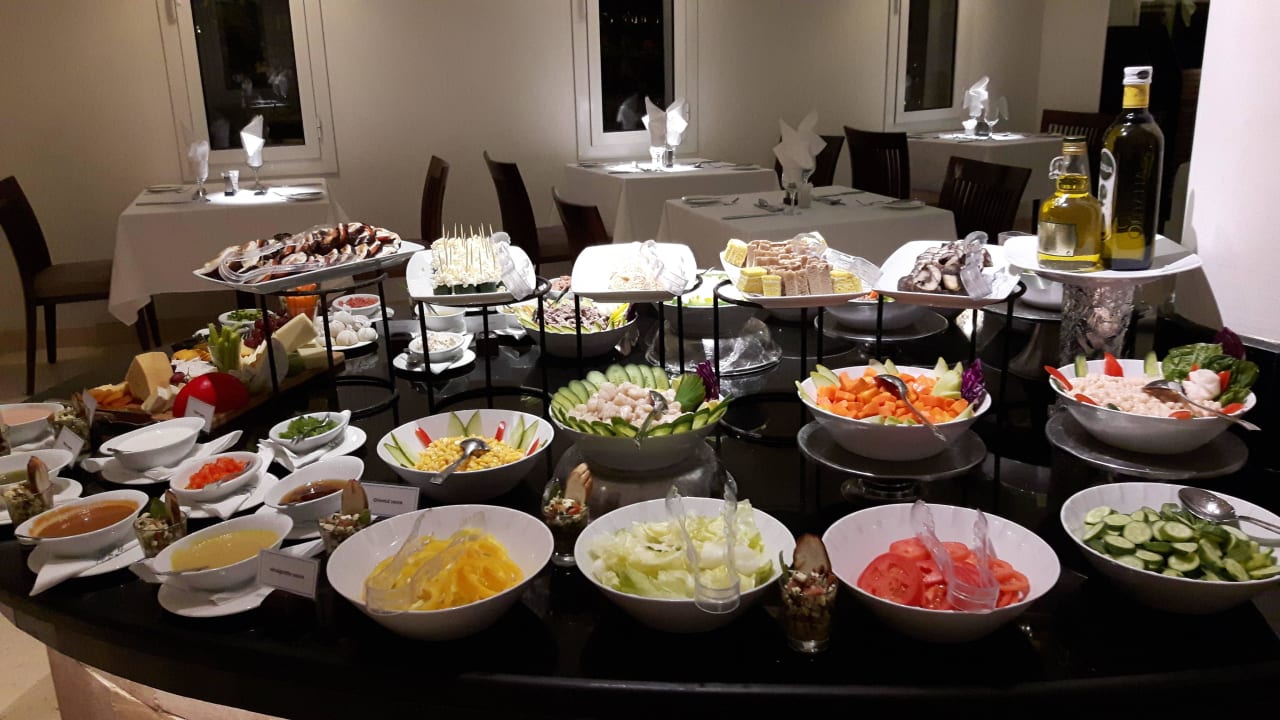 Salatbüffet im Villenrestaurant Fort Arabesque Resort, Spa & Villas