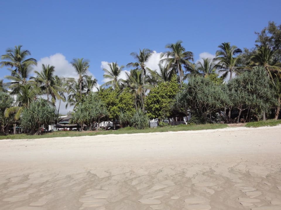 Blick vom Meer auf das Hotel Serena Beach Resort & Spa