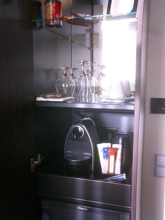 Minibar mit Nespresso-Kaffeemaschine Steigenberger Icon Grandhotel Handelshof