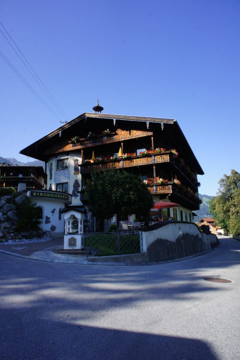 Haupteingang mit Sonnenterrasse Hotel Kirchbichlhof