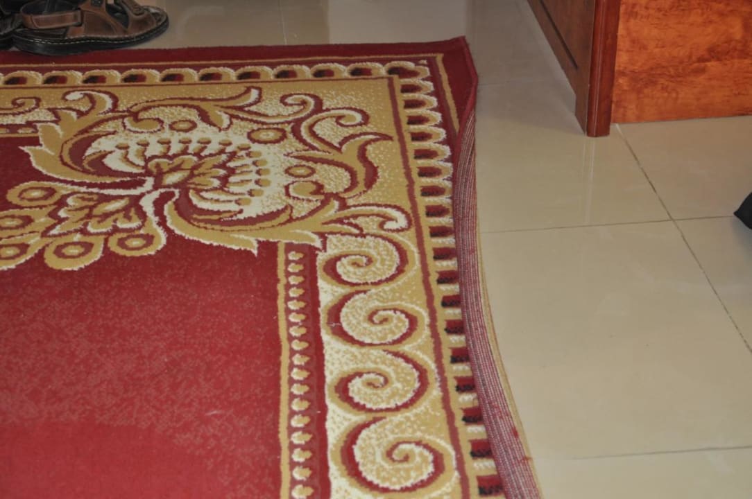 Schlimme Stolperkante - Teppich einfach drehen Khasab Hotel