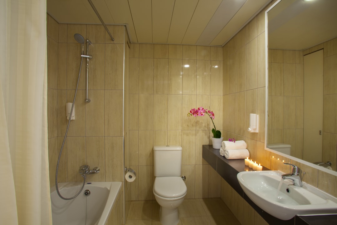 Zimmer Queen's Bay Hotel