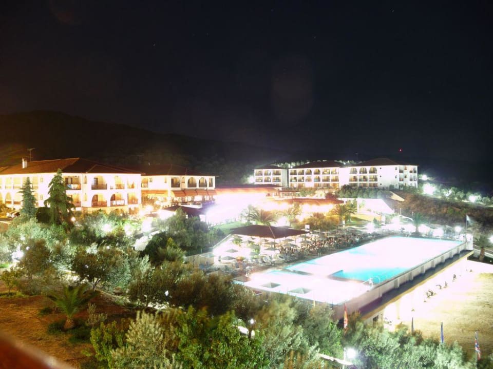 Anlage bei Nacht Akrathos Beach Hotel