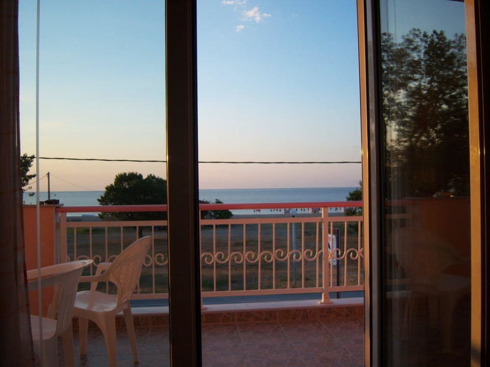 Blick aus erstem Schlafzimmer aufs Meer und Balkon PENSION DELFINI