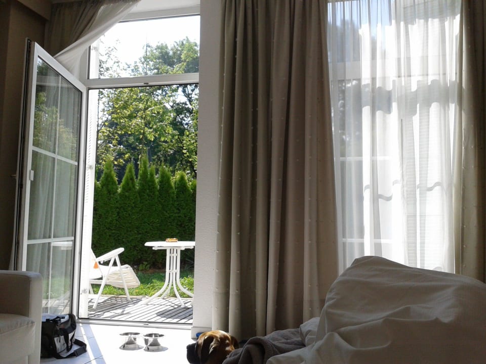 Blick zu `Terrasse und Garten Maxhotel Lindau