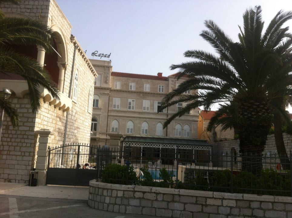 Piscine devant le bâtiment historique Hotel Lapad