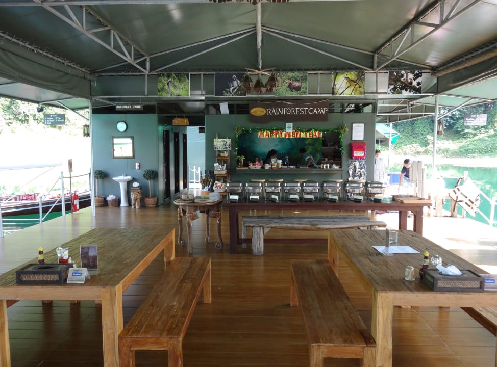 Restaurant des Rainforest Camp auf dem See Elephant Hills