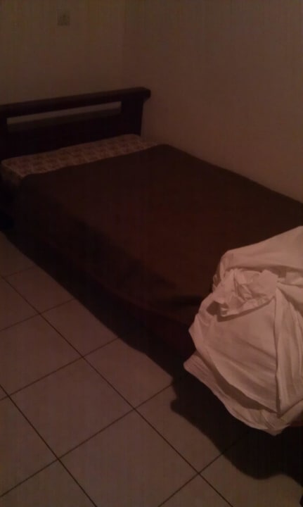 Matratze, provisorisch "geflickt" mit einer Decke Cactus Beach