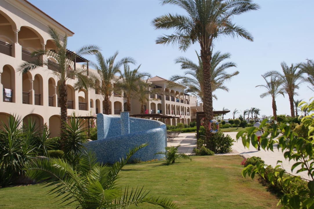 Ogród i fragment jednego ze skrzydeł hotelu JAZ Aquamarine Resort