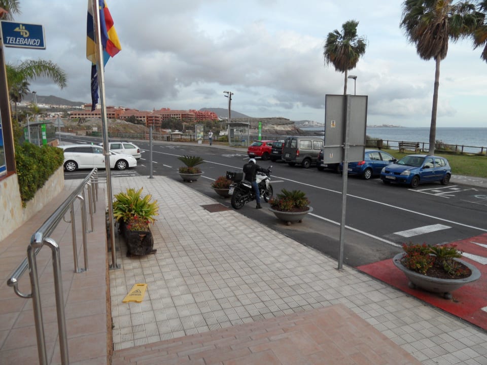 Blick vom Eingang zur Busstation, Taxistand usw. HOVIMA Jardin Caleta