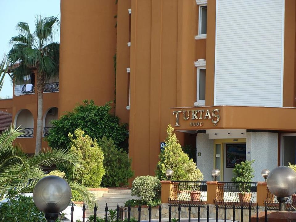 Много зелени Club Turtas Beach Hotel