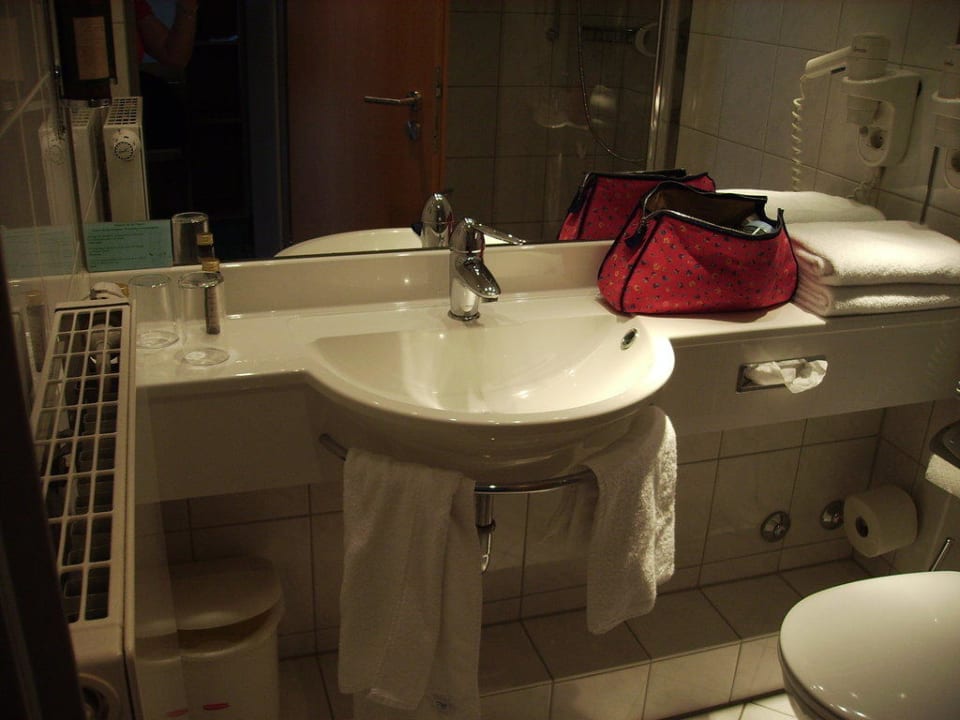 Waschbecken im Badezimmer von der Duscheseite Garner Hotel Hamburg - Wandsbek Marktplatz