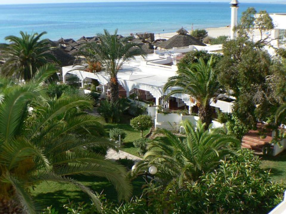 Blick vom Zimmer aufs Strandrestaurant The Orangers Beach Resort and Bungalows
