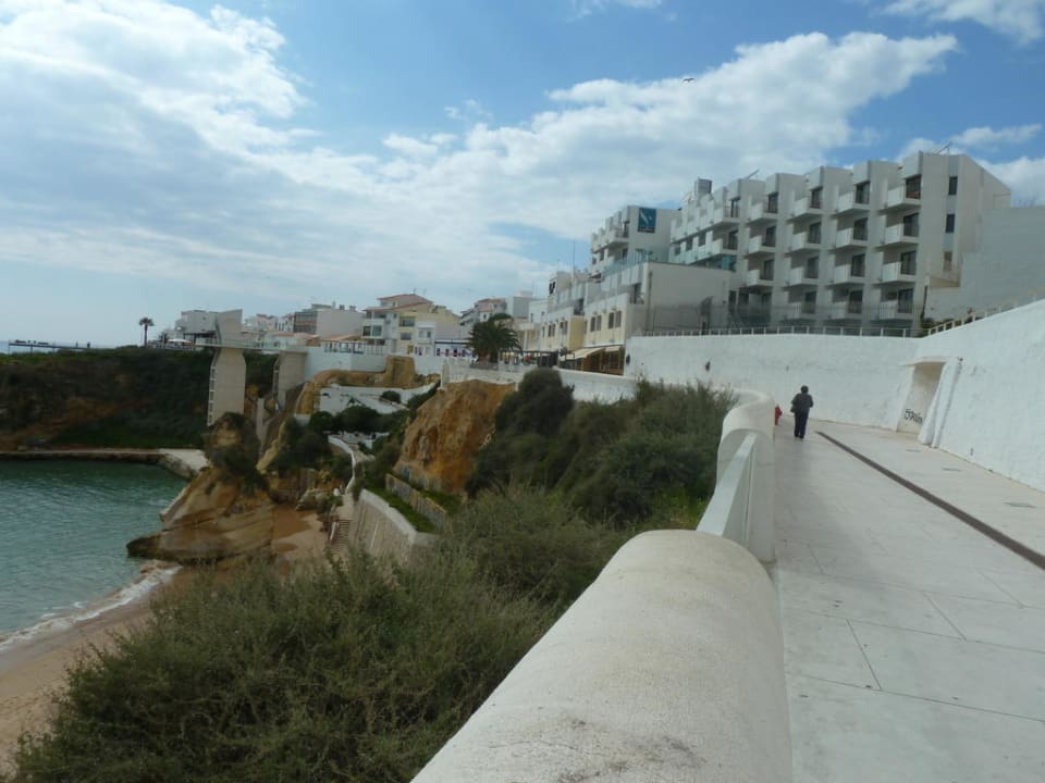 Blick von der Promenade aufs Hotel Rocamar Exclusive Hotel & Spa