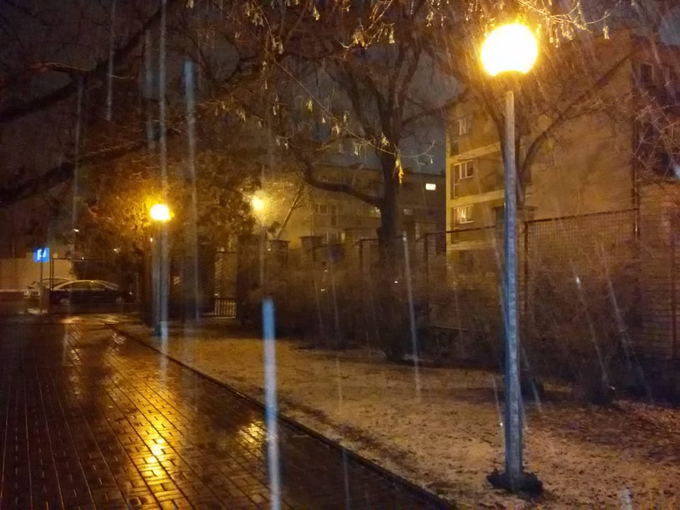 Przed hotelem Hotel Lazienkowski