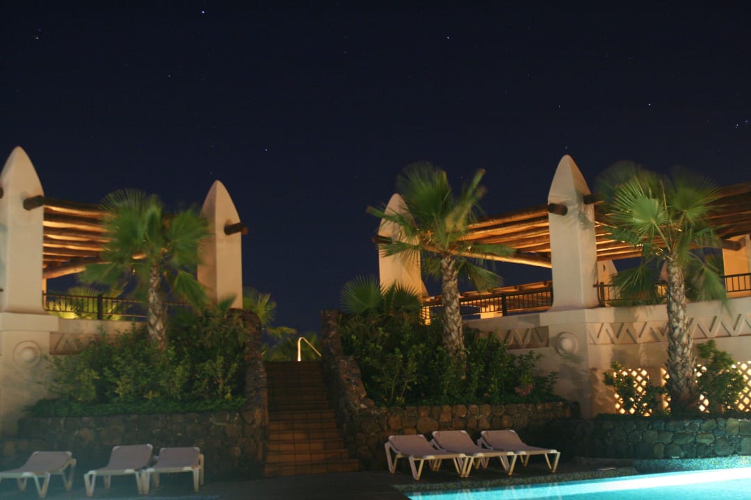 Poolanlage bei Nacht Hotel Riu Touareg