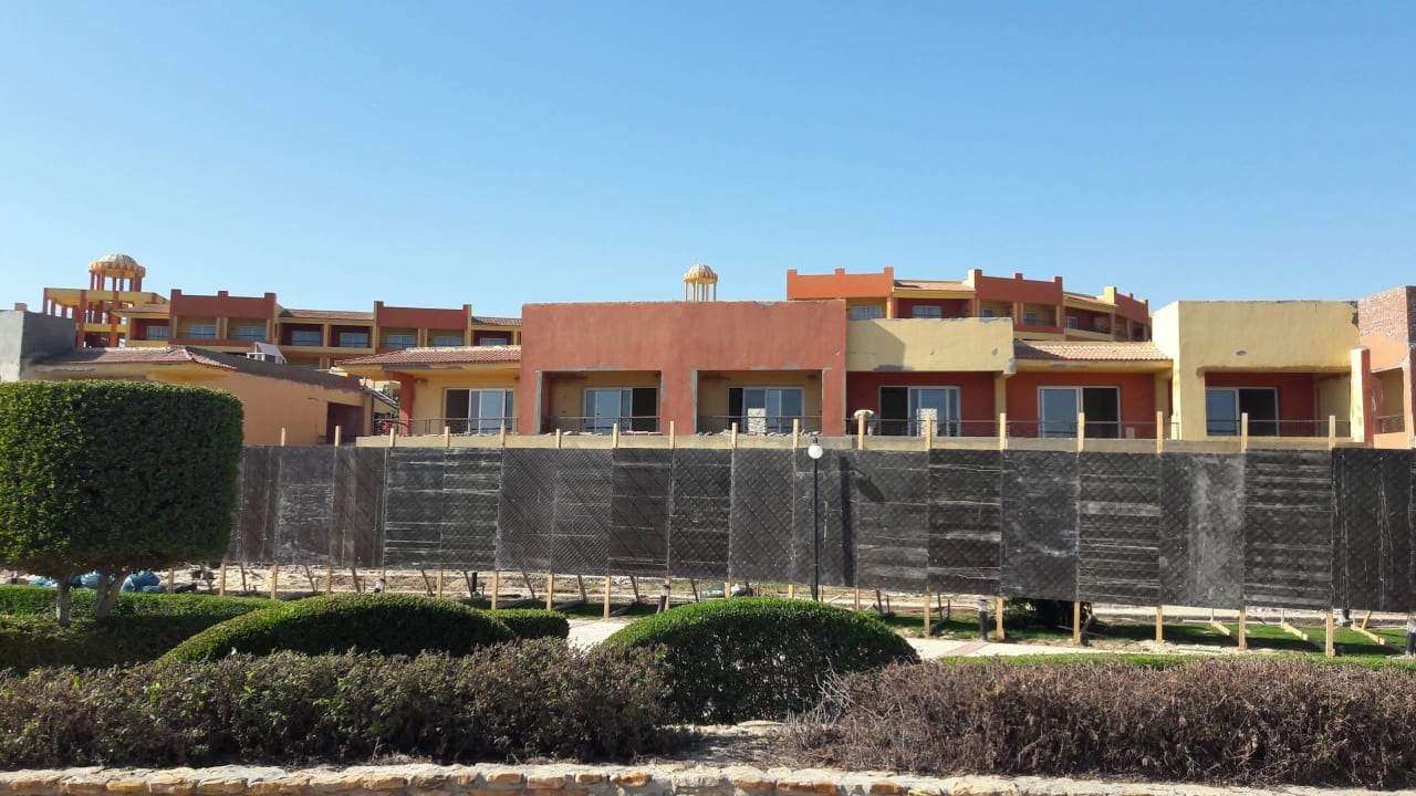 Die Häuser werden renoviert. Malikia Resort Abu Dabbab