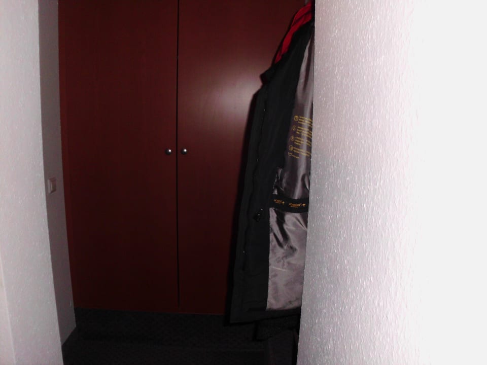 Kleiderschrank Hotel Garni Zeppelin