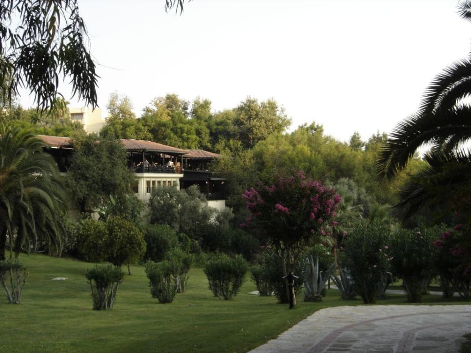 Gartenanlage mit Blick auf das Restaurant Melas Holiday Village