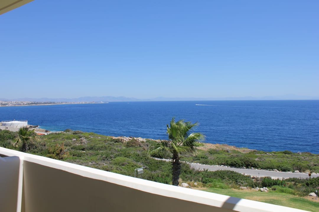 Blick aus dem Zimmer 707 direkt am Meer Hotel Kalithea Horizon Royal