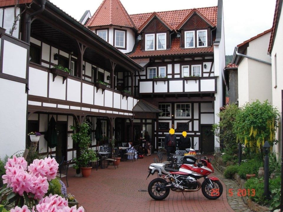 Hoteleingang und Zimmer Hotel Kains Hof