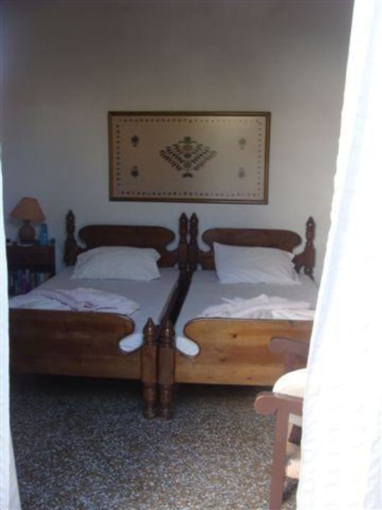 Blick von der Terrasse ins Zimmer Bungalows Svoronos