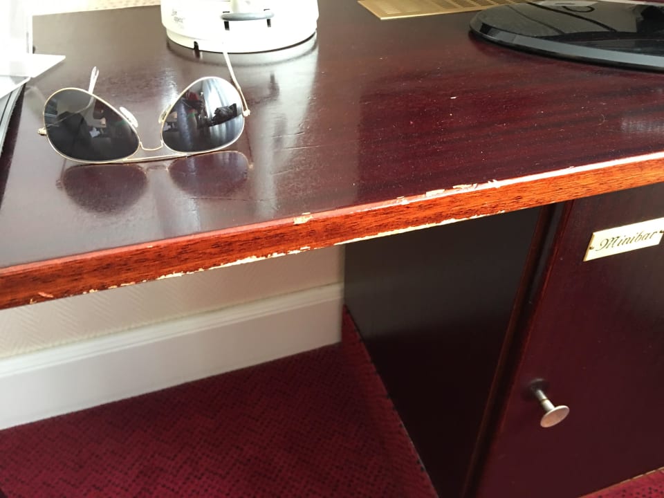 Tisch defekt Leonardo Hotel Hamburg Elbbrücken