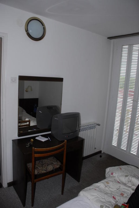 Blick auf den Schreibtisch und die Balkontür Hotel Omišalj - Adriatic