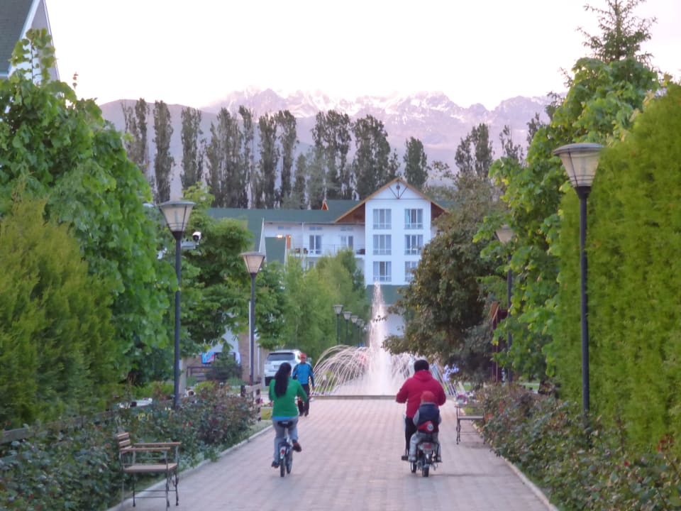 Blick auf das Haupthaus des Resorts Hotel Kapriz Issyk Kul Resort