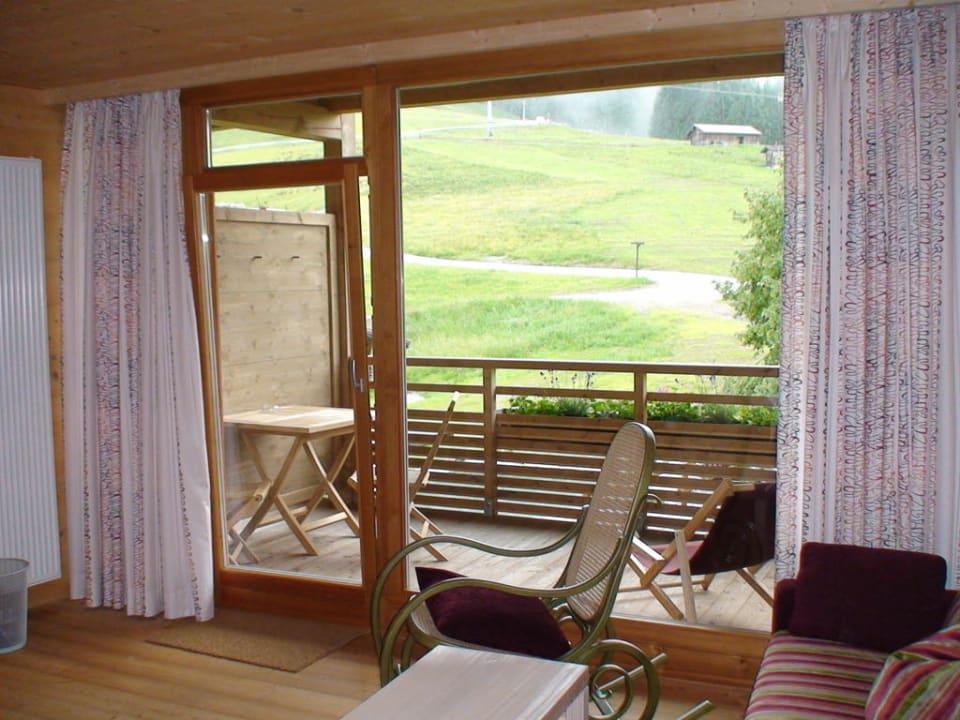 Blick zum Balkon Holzhotel Forsthofalm
