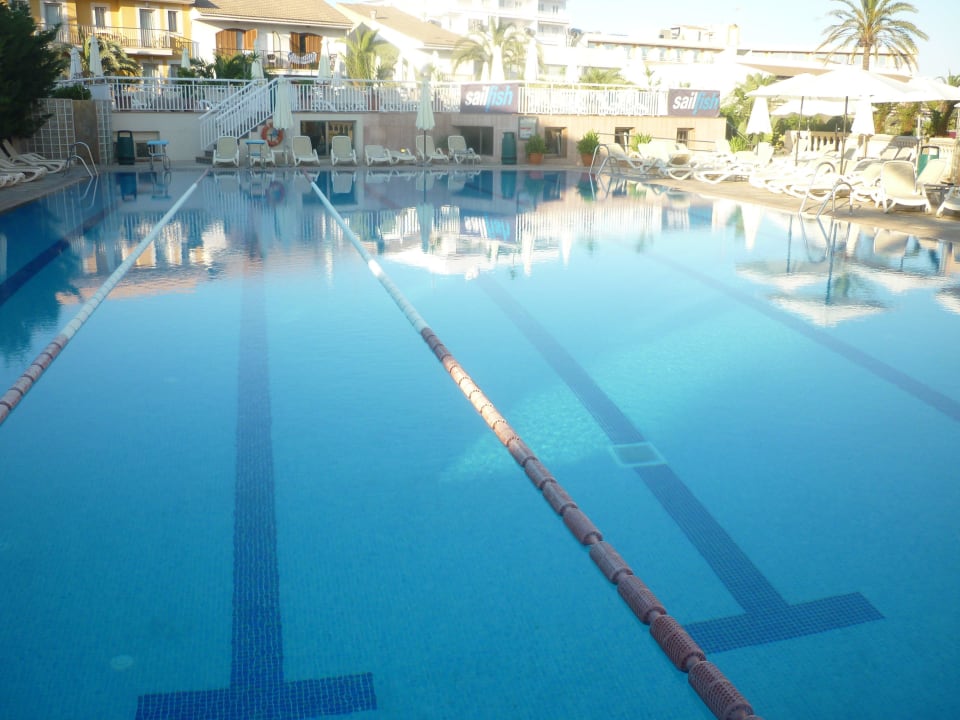 Das große Schwimmerbecken Caprice Janeiro Hotel & Spa