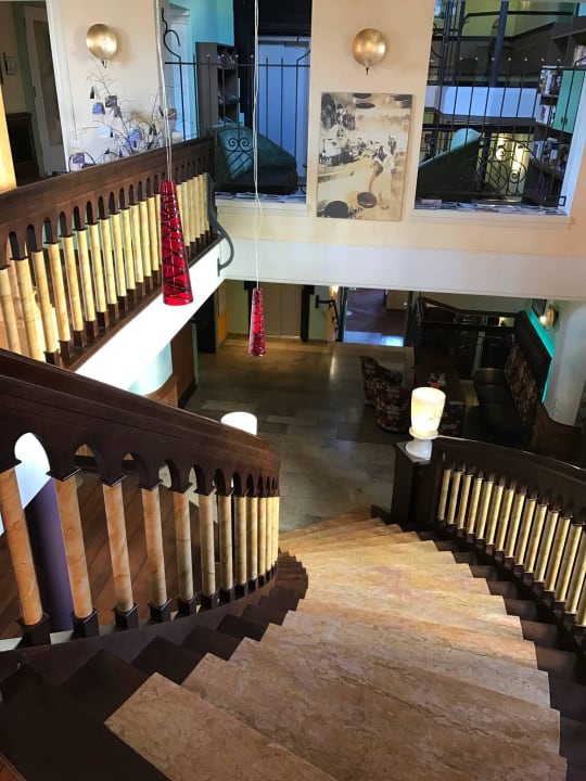 Treppe zum Restaurant Spirit & SPA Hotel Birkenhof am Elfenhain